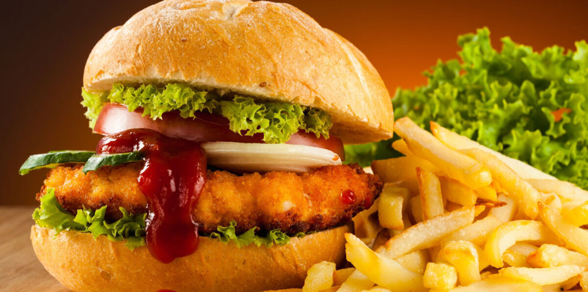 وجبة "برغر" بـ5 آلاف ريال في السعودية تثير السخرية والغضب (صورة)