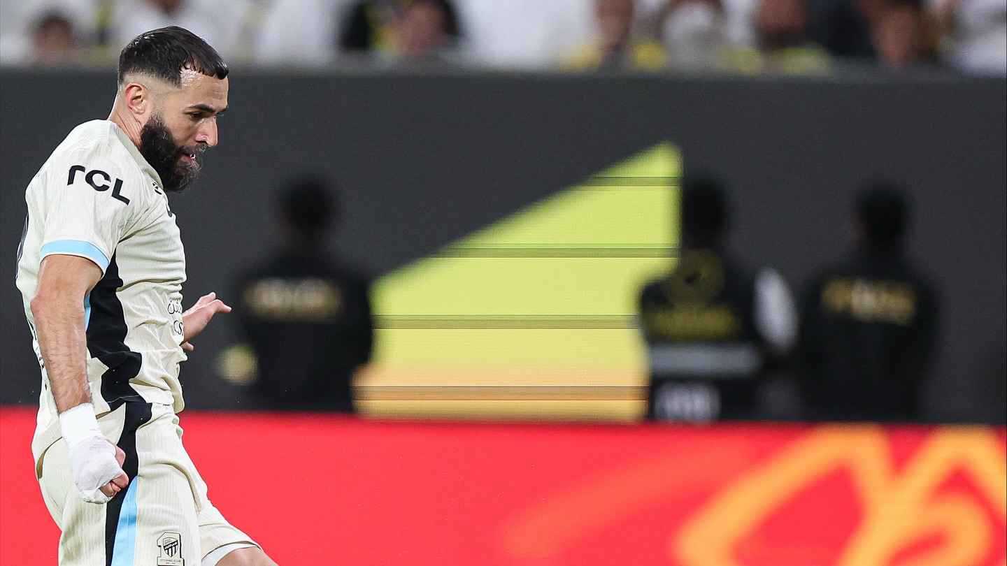 يتصدرها كريستيانو رونالدو.. بنزيما يختار "تشكيل الأحلام"