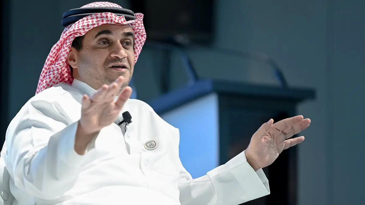 خالد البلطان يحاول إقناع طفل بالتحول لتشجيع الشباب بدل النصر.. وجماهير العالمي تتفاعل (فيديو)