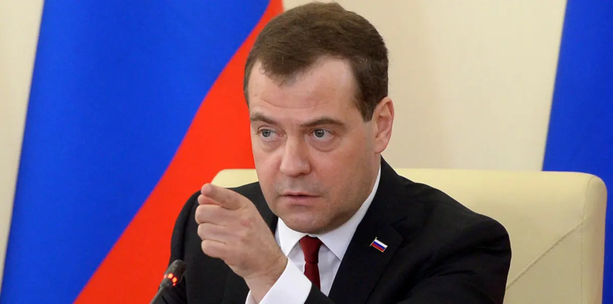 رئيس الوزراء الروسي يدعم تجريم الالتزام بالعقوبات الأمريكية