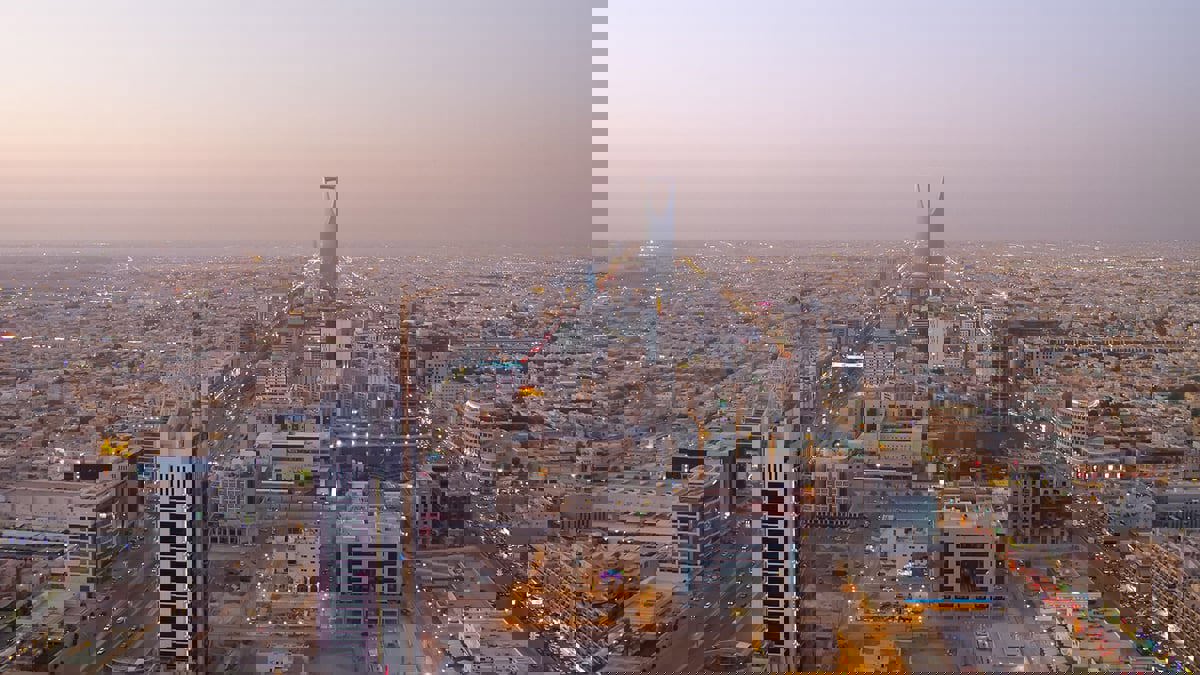 السعودية.. مخالفة من يتحدث بصوت عال بالأماكن العامة