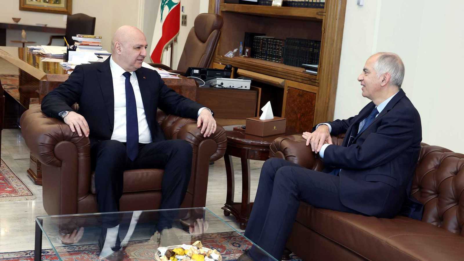 عون يبحث مع السفير الفرنسي تحضيرات مؤتمر دعم الجيش اللبناني