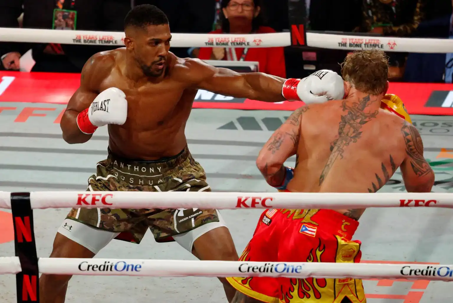 من نزال جوشوا وجيك بول