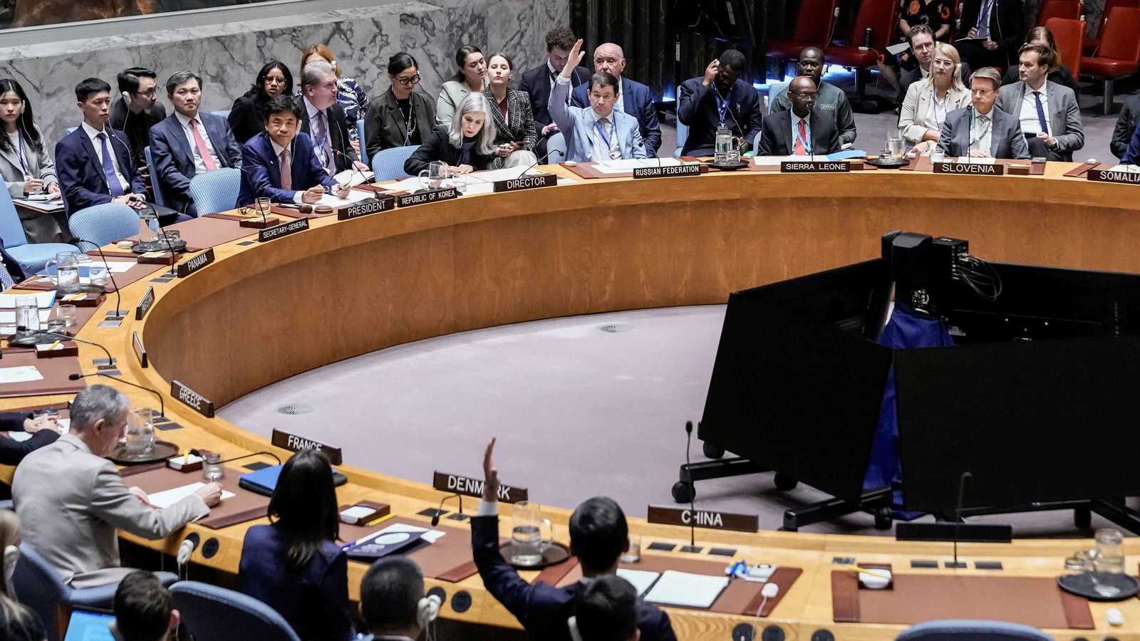 تحت وطأة عودة العقوبات.. 6 مخارج صعبة ترسم "طريق النجاة" أمام إيران