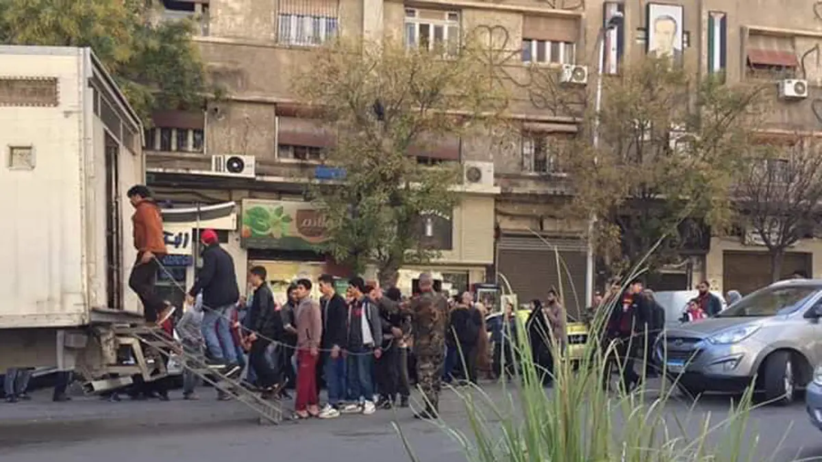 غضب في الشارع السوري بعد انتشار صورة لمتخلفين عن الخدمة العسكرية مقتادين بالسلاسل