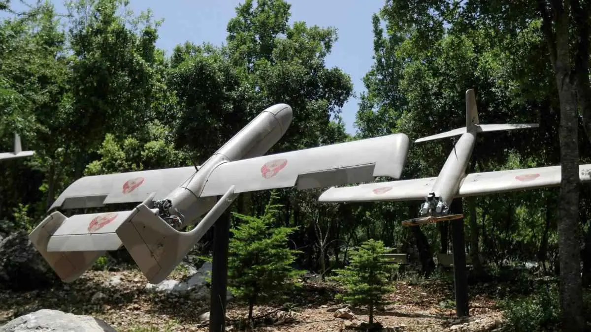 بصواريخ ومسيرات.. حزب الله يستهدف قاعدة "عين شيمر"