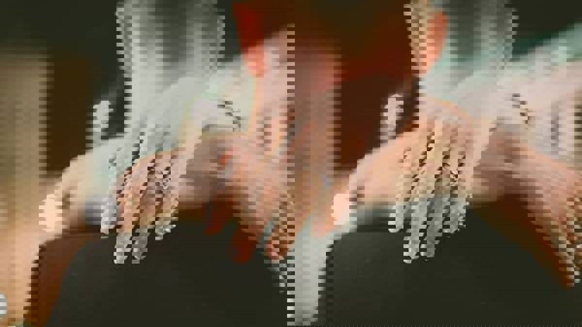 ناشطة تونسية تثير الجدل بطلبها يد شاب للزواج