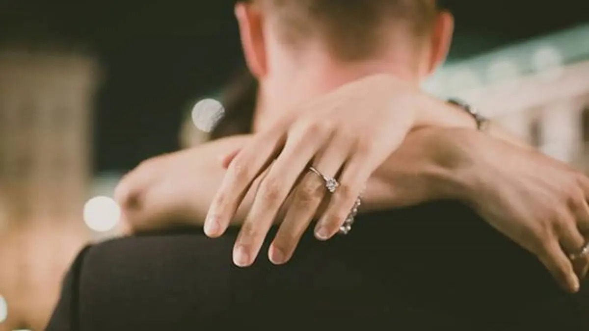 ناشطة تونسية تثير الجدل بطلبها يد شاب للزواج