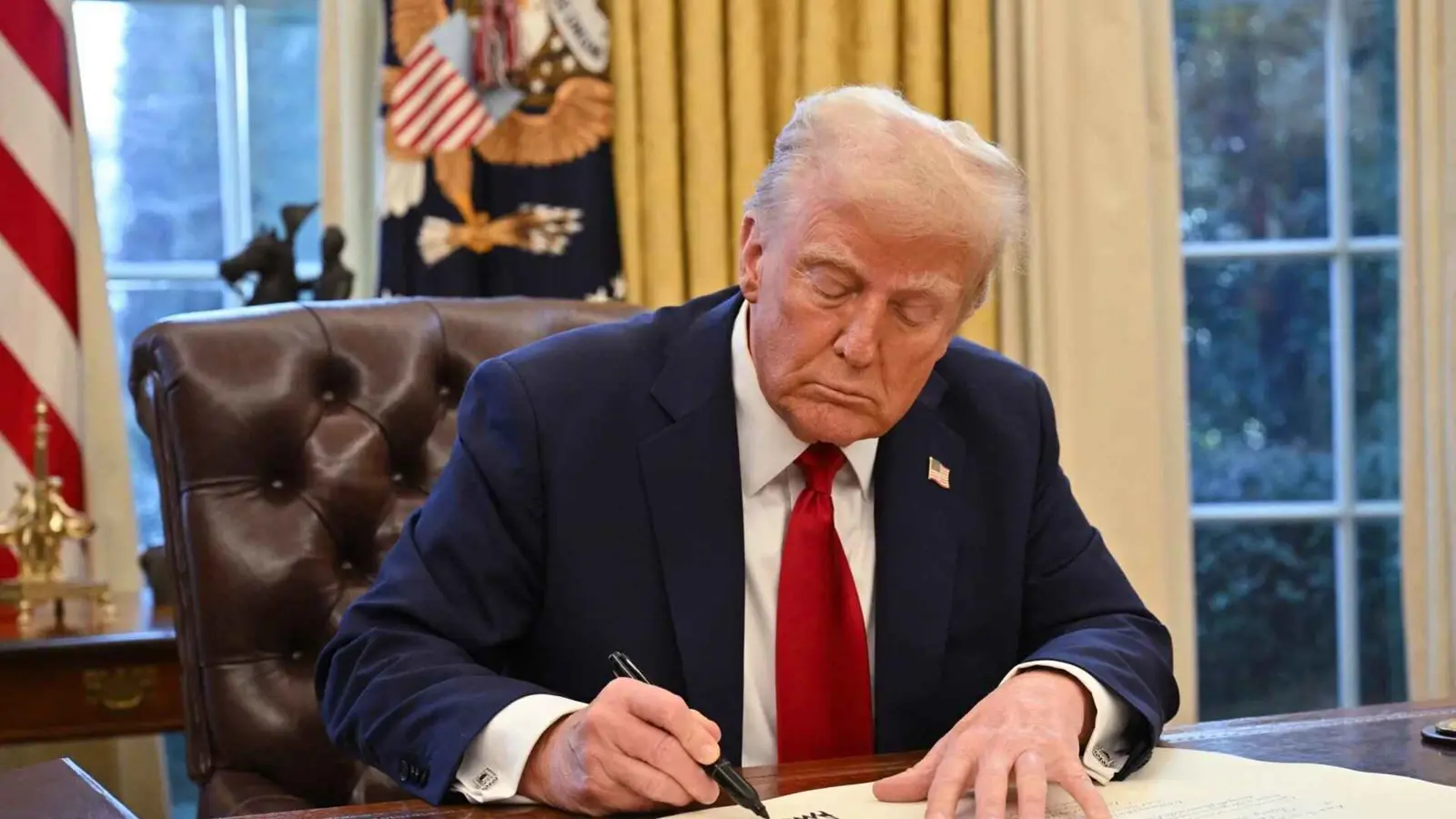 ترامب ينفذ وعده ويوقع على أوامر الرسوم الجمركية ضد شركاء واشنطن