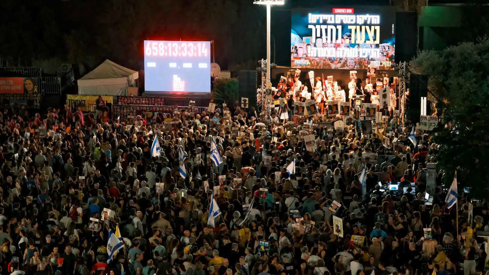مظاهرات عارمة.. آلاف الإسرائيليين يحذرون ترامب من "ألاعيب" نتنياهو (فيديو)