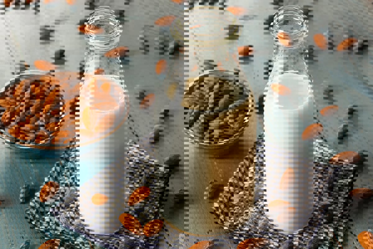 الجانب المظلم من حليب اللوز 