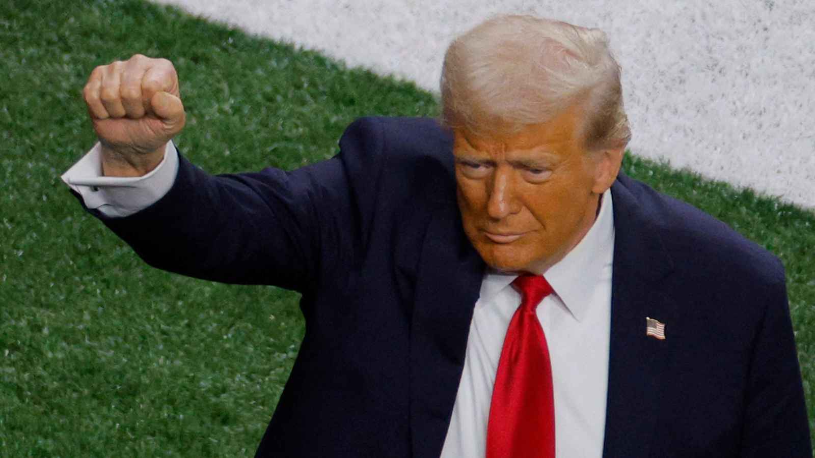 "انهيار قريب".. سينمائي روسي يشبه "أمريكا ترامب" بحقبة غورباتشوف