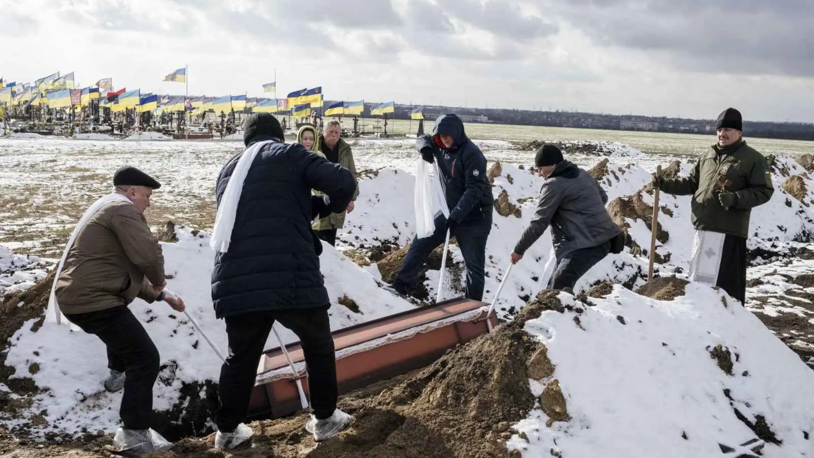 "وول ستريت جورنال": الفساد يلاحق مقابر أوكرانيا