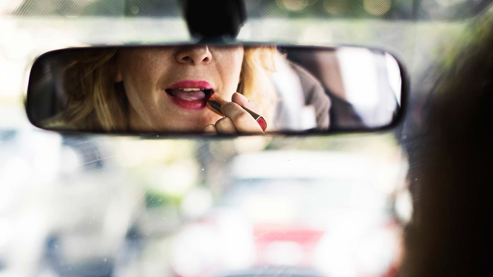 الكويت.. مخالفة النساء اللاتي يضعن المكياج أثناء القيادة