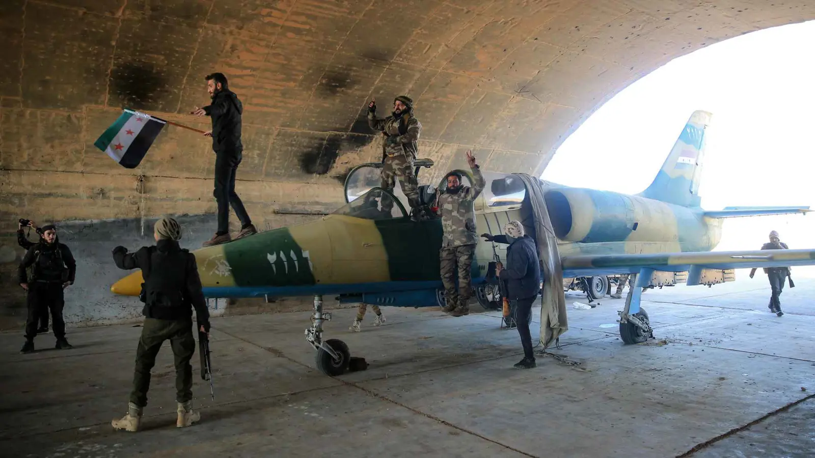 أوقعت 4 قتلى.. الغارات الإسرائيلية تُخرج مطار حماة العسكري عن الخدمة