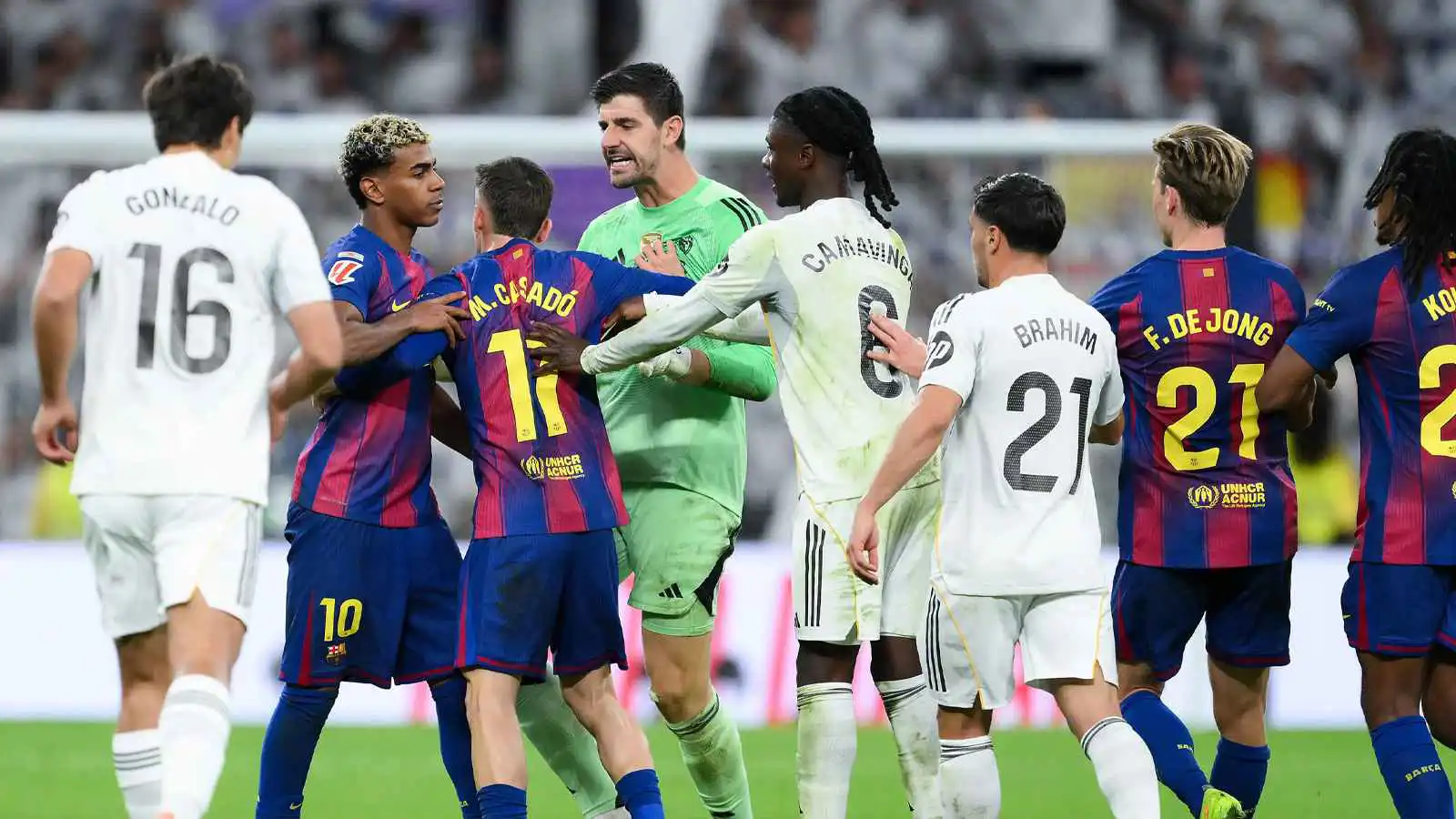 مشاجرة بين لاعبي برشلونة وريال مدريد