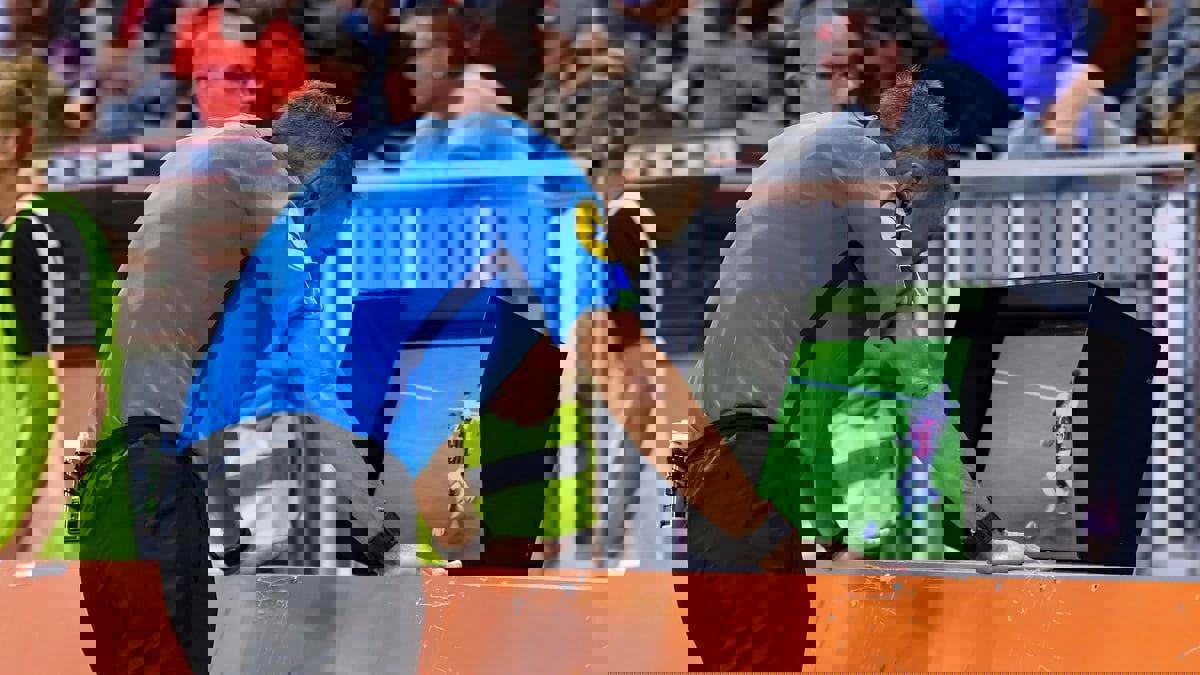 تحدٍّ بين المدرب والحكم.. استخدام جديد ومثير لتقنية الـ"VAR"