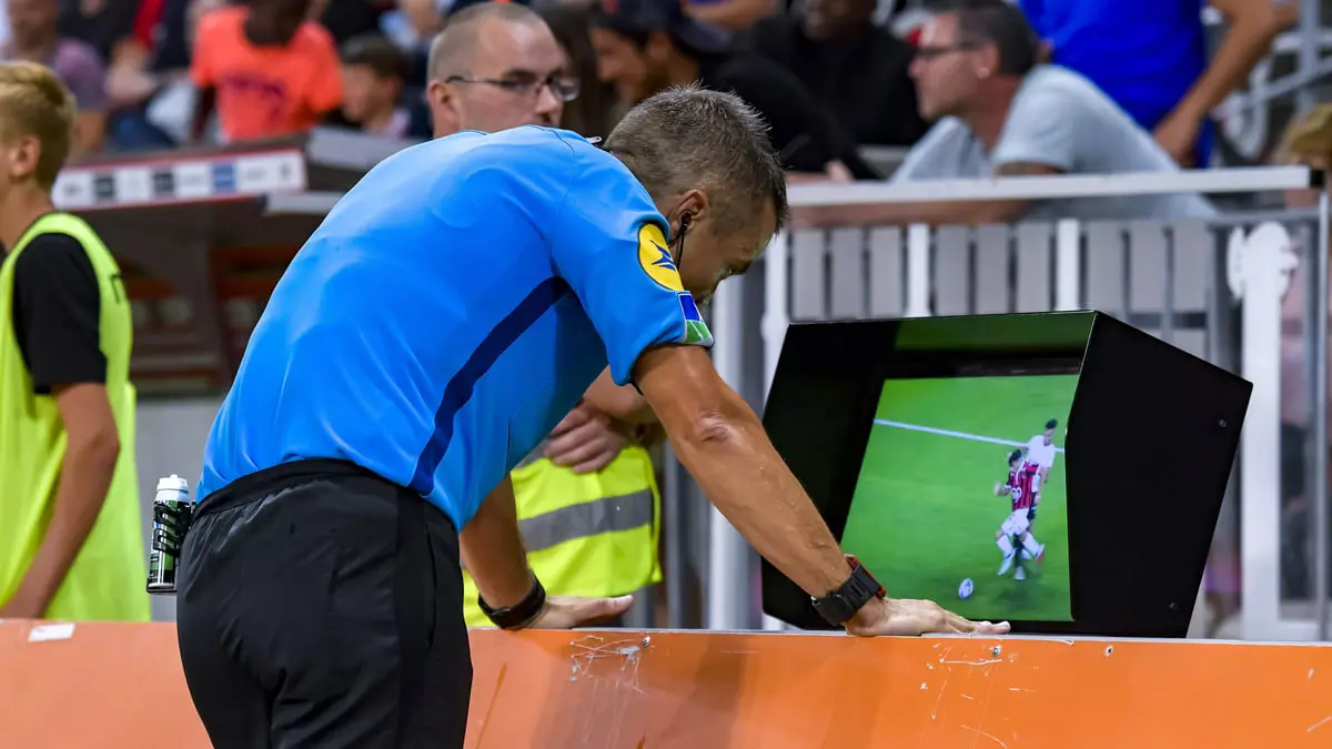 تحدٍّ بين المدرب والحكم.. استخدام جديد ومثير لتقنية الـ"VAR"