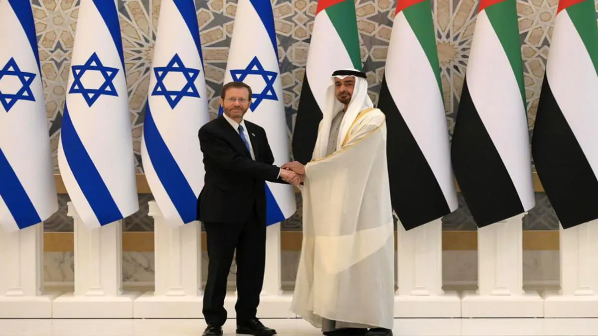 محمد بن زايد يلتقي الرئيس الإسرائيلي ويبحثان التعاون المشترك