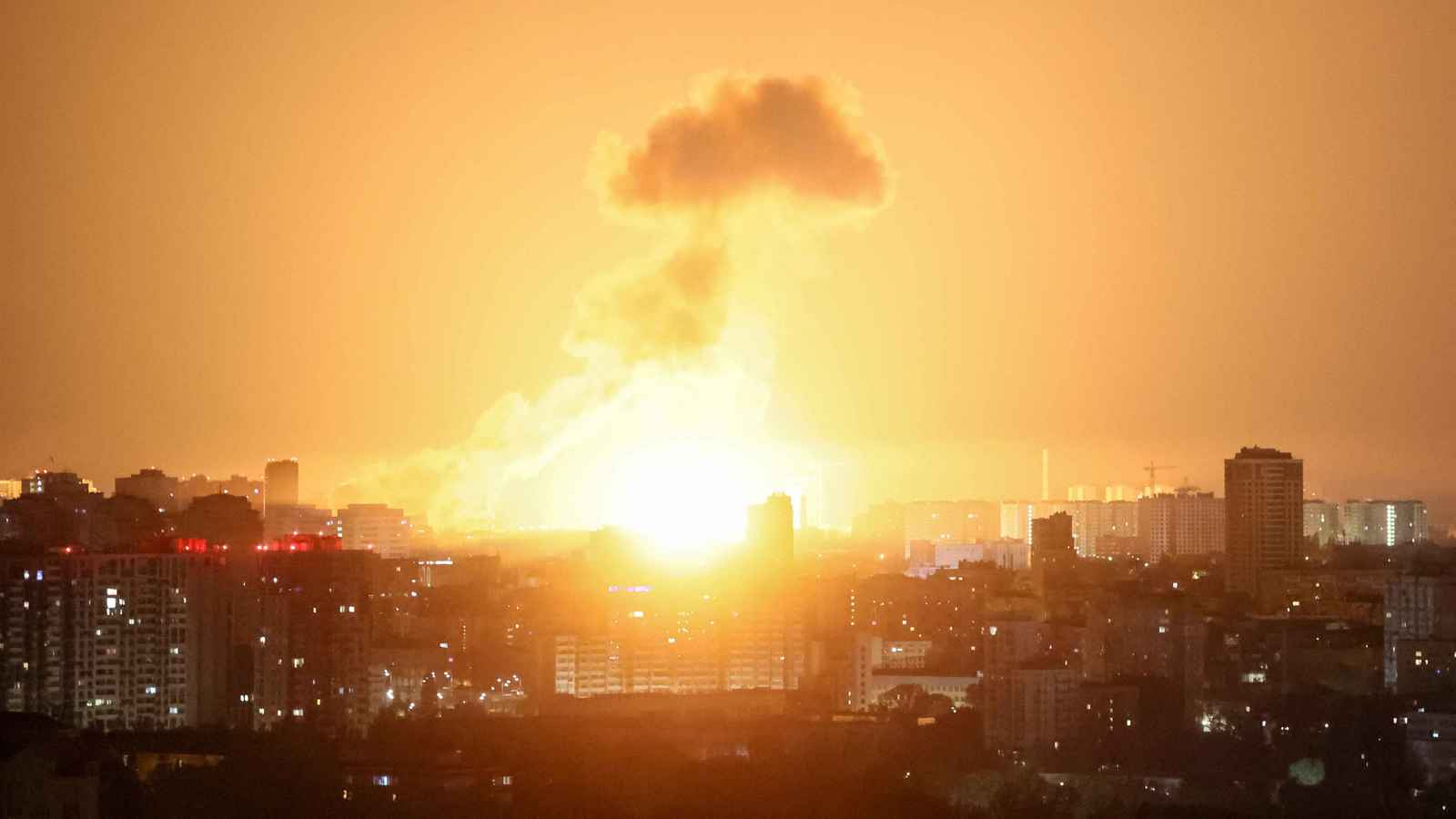 بـ 70 صاروخا و145 مسيرة.. هجوم روسي واسع يقطع زيارة زيلينسكي لجنوب أفريقيا