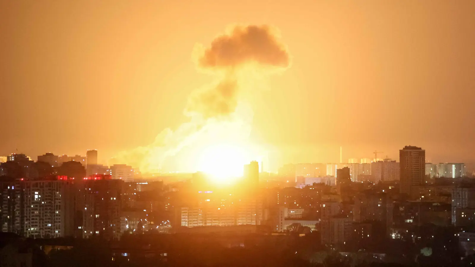 بـ 70 صاروخا و145 مسيرة.. هجوم روسي واسع يقطع زيارة زيلينسكي لجنوب أفريقيا