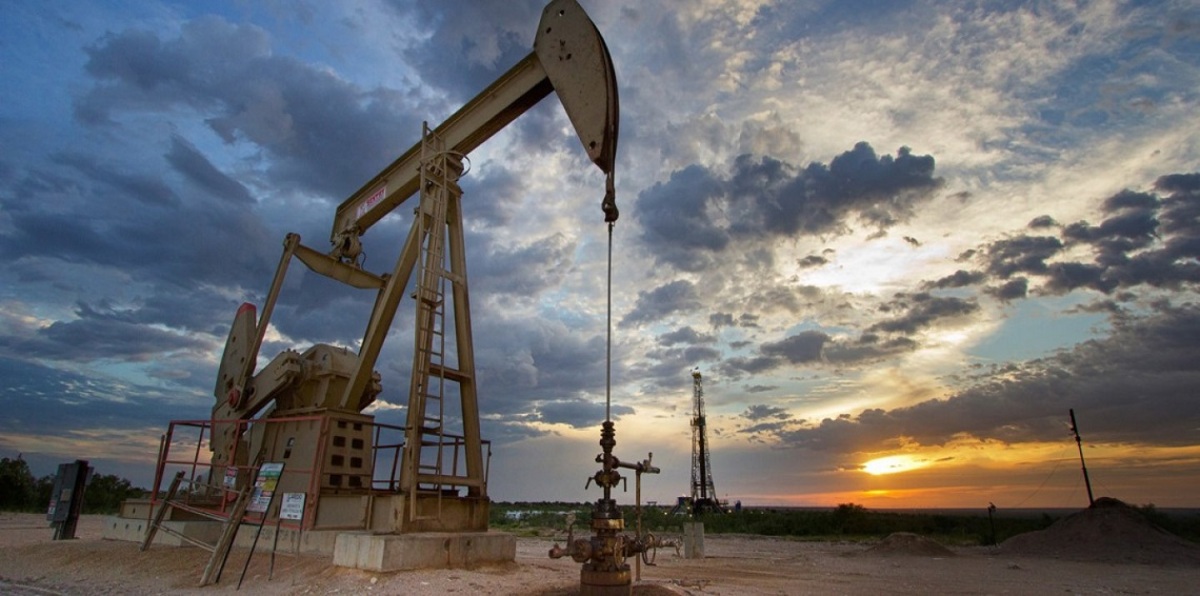 النفط يستقر قرب أعلى مستوى في 3 سنوات بدعم انخفاض الحفارات الأمريكية‎