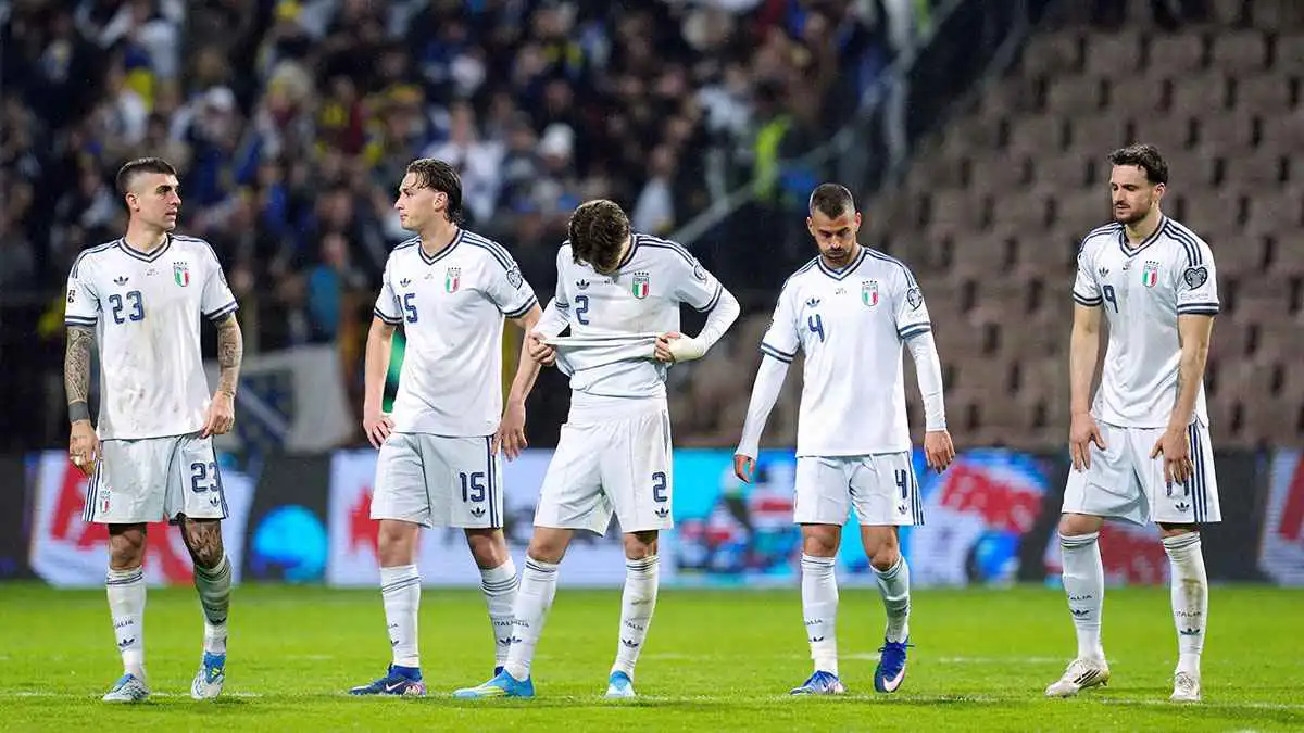 هل طلب لاعبو إيطاليا مكافآت مالية مقابل التأهل إلى كأس العالم؟