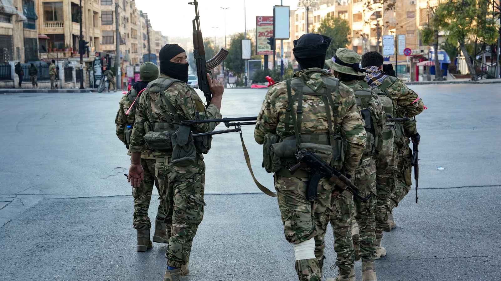 "التوقيت والأهداف".. من يقود هجوم الفصائل المسلحة على حلب ومحيطها؟