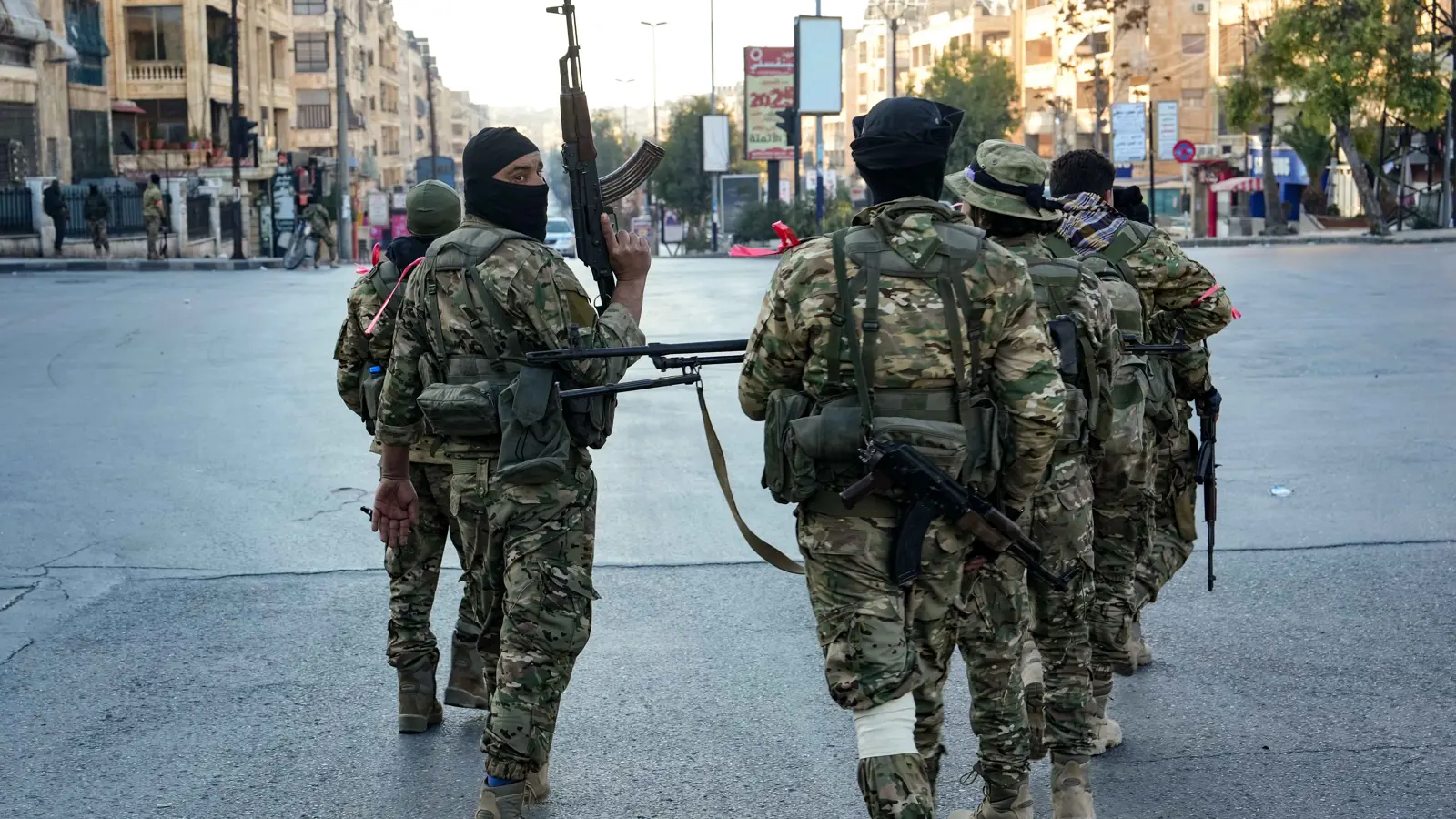 "التوقيت والأهداف".. من يقود هجوم الفصائل المسلحة على حلب ومحيطها؟