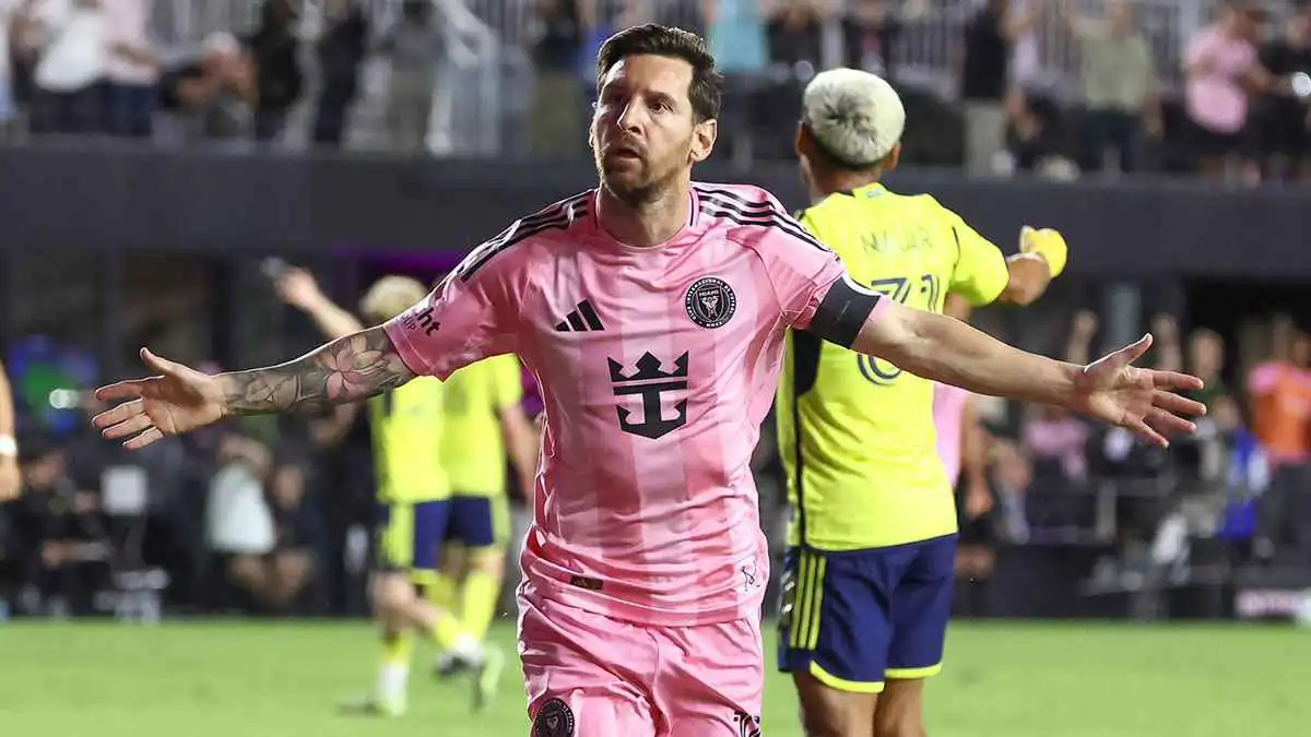 ميسي يسجل ثنائية في اكتساح إنتر ميامي لناشفيل ويقوده لتأهل تاريخي (فيديو)