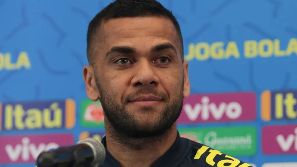 داني ألفيس يعلن رحيله رسميًّا عن باريس سان جيرمان