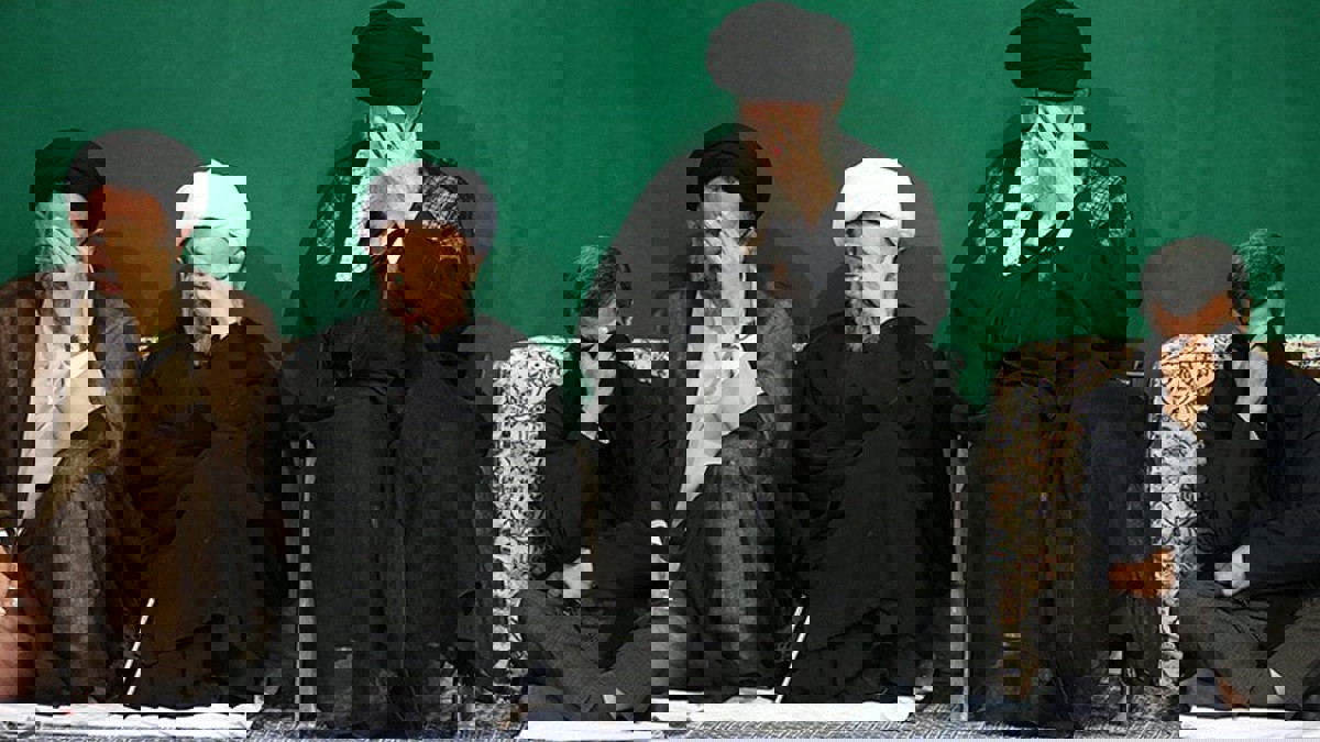 معارضون يشعلون النار في مراكز الشرطة الإيرانية بطهران وأرومية وأصفهان (فيديو)