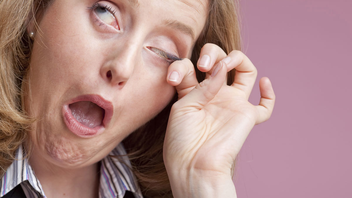 كيف توقف رعشة العين وما هي أسبابها؟