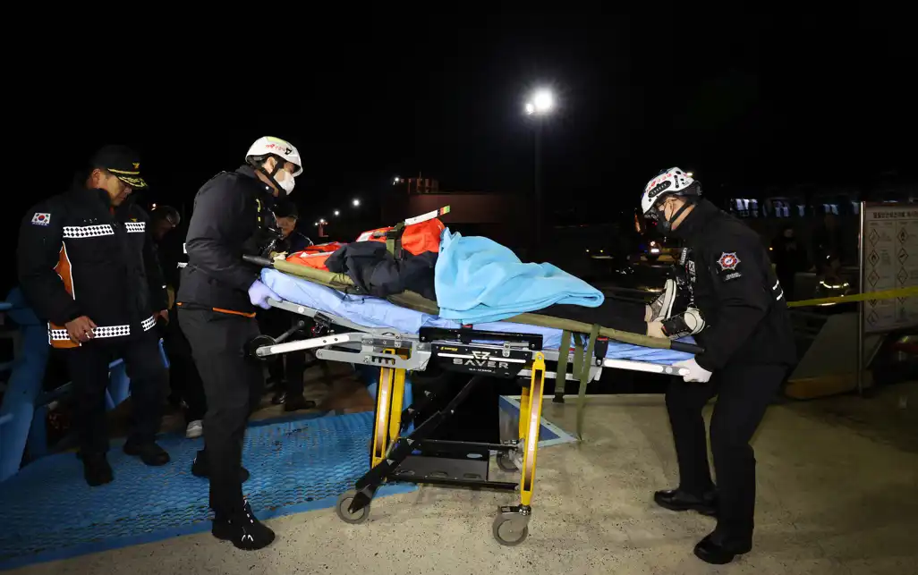 خلال نقل بعض ركاب العبارة