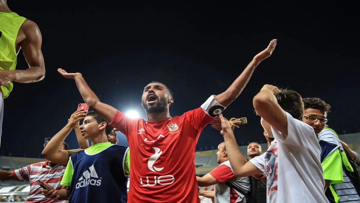 حسام عاشور قائد الأهلي المصري يتهرب من سؤال التوقيع للزمالك ويرفض الاعتزال (فيديو)