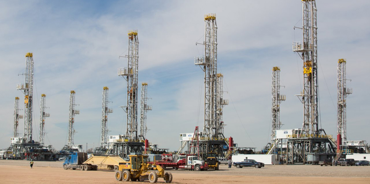 النفط يصعد مع تراجع مخزونات أمريكا وزيادة إمدادات "أوبك" تضع ضغوطًا