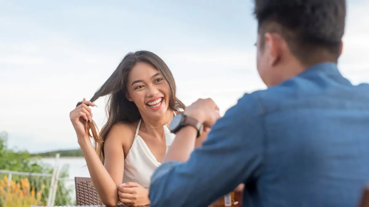 باستخدام لغة الجسد.. 4 إشارات تجعلك محبوبًا أكثر 