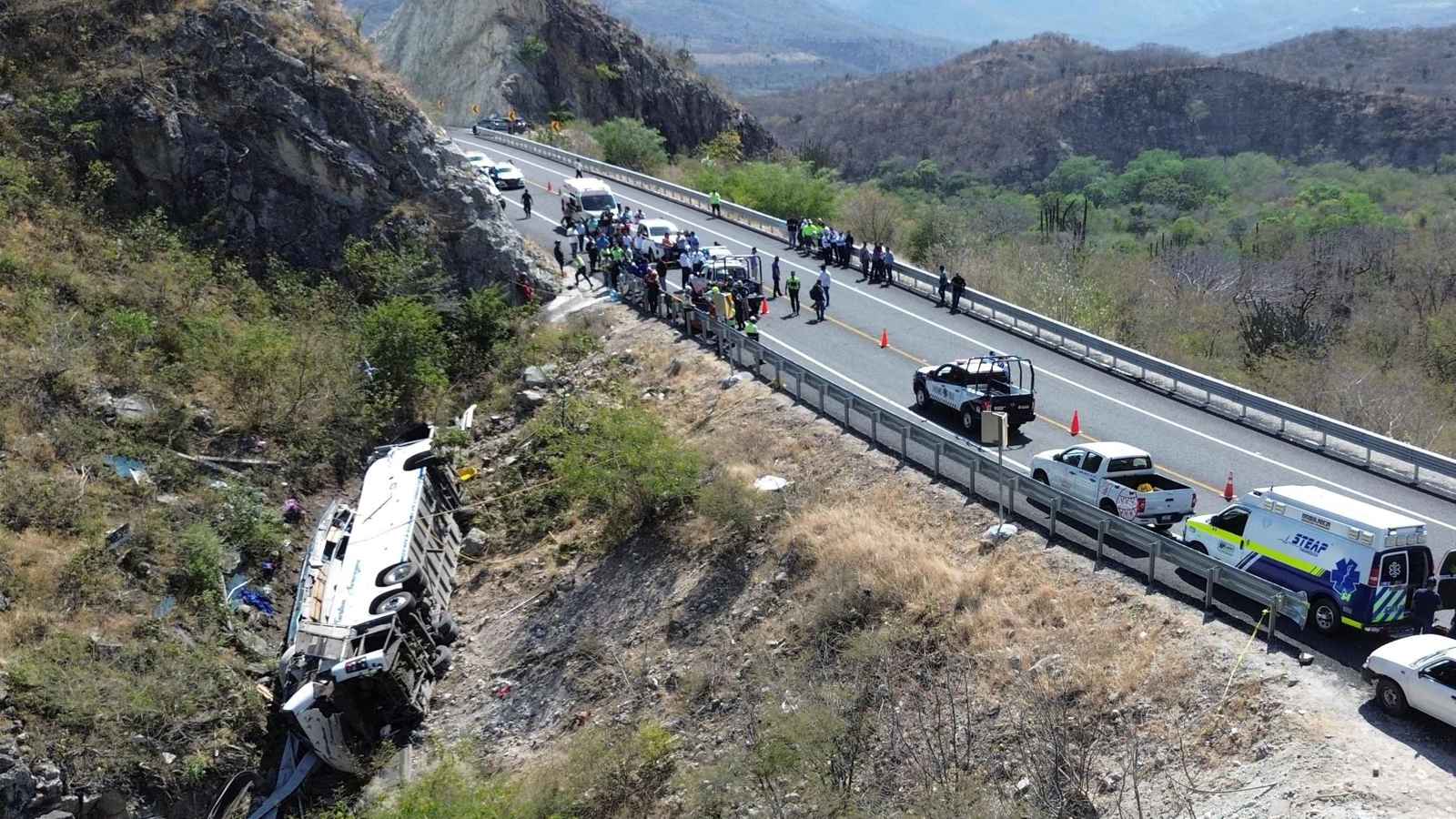 عشرات القتلى والجرحى جراء سقوط حافلة تقلّ تلاميذ في كولومبيا