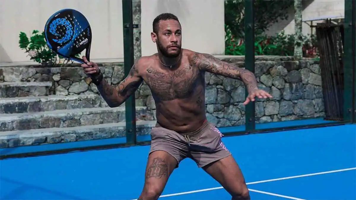 بطريقة الكرة نفسها.. نيمار يسجل نقطة خرافية في مباراة بادل (فيديو)