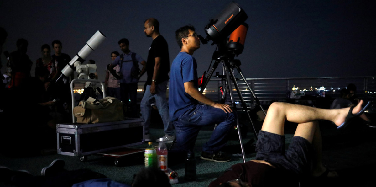 بالصور.. أنظار العالم تتطلع للسماء لرؤية "القمر الدموي" خلال خسوف القرن