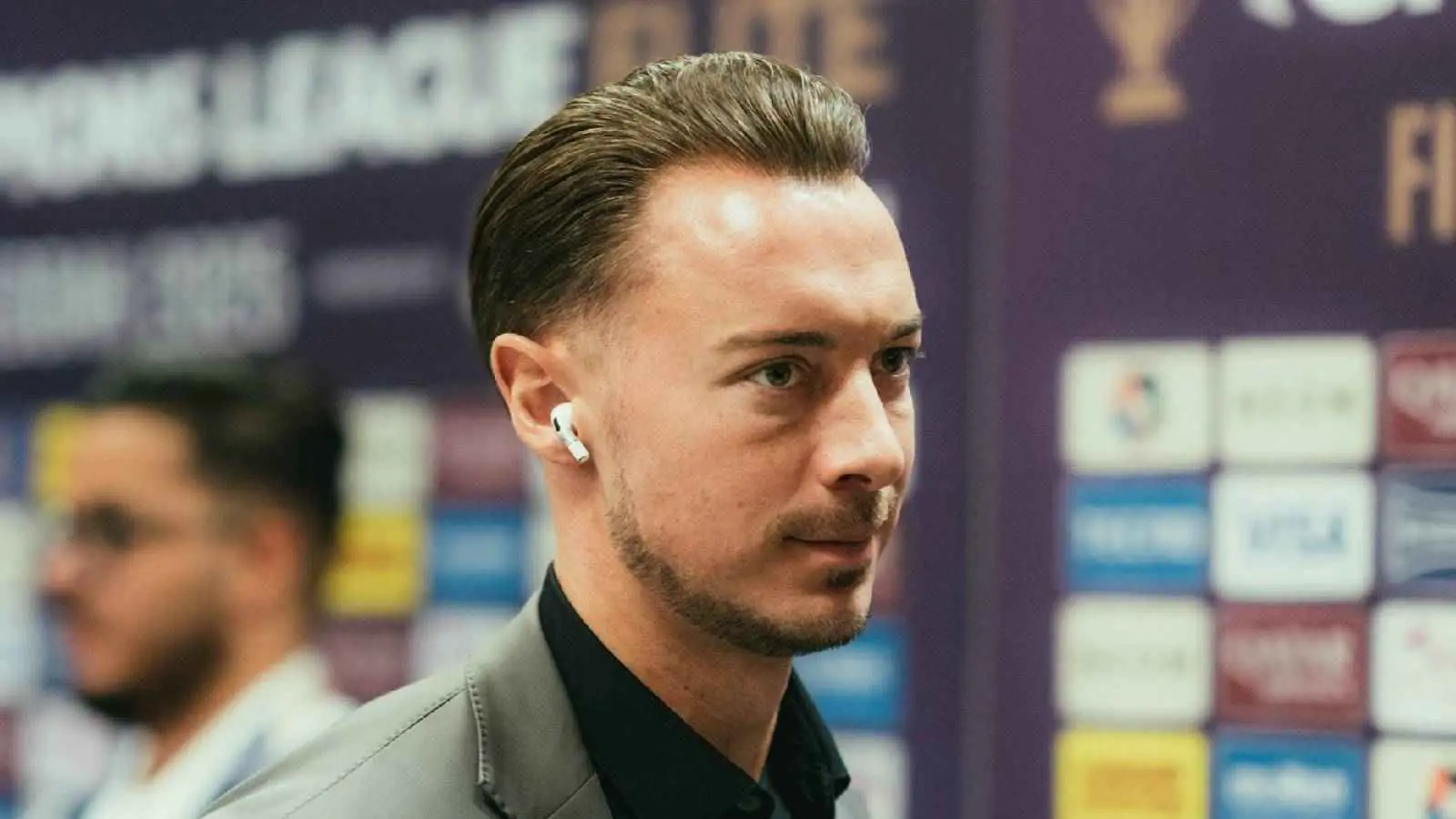 يايسله يفاجئ لاعبي الأهلي السعودي في غرفة الملابس