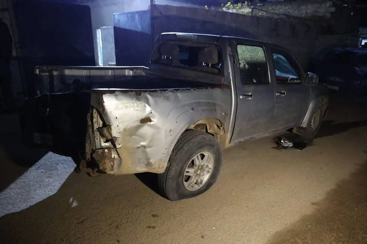 أثار الرصاص على السارة التي كانت تقل الفتاة وشقيقها