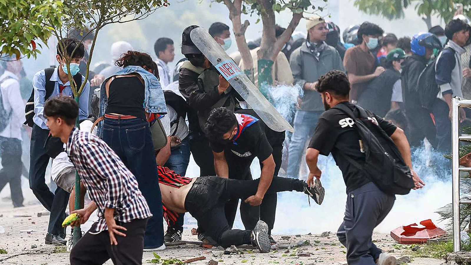 نيبال تشتعل.. 10 قتلى خلال قمع احتجاجات "التواصل الاجتماعي" (فيديو)