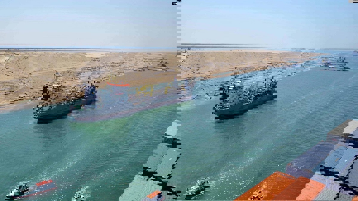 تعطل سفينة بترول في المجرى الملاحي لقناة السويس