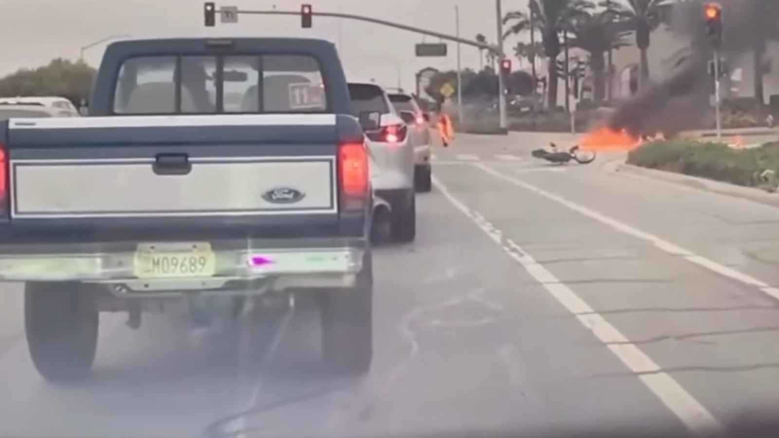 ثوانٍ من الجنون.. مراهق يتحدى الإشارة الحمراء فيدفع الثمن ناراً