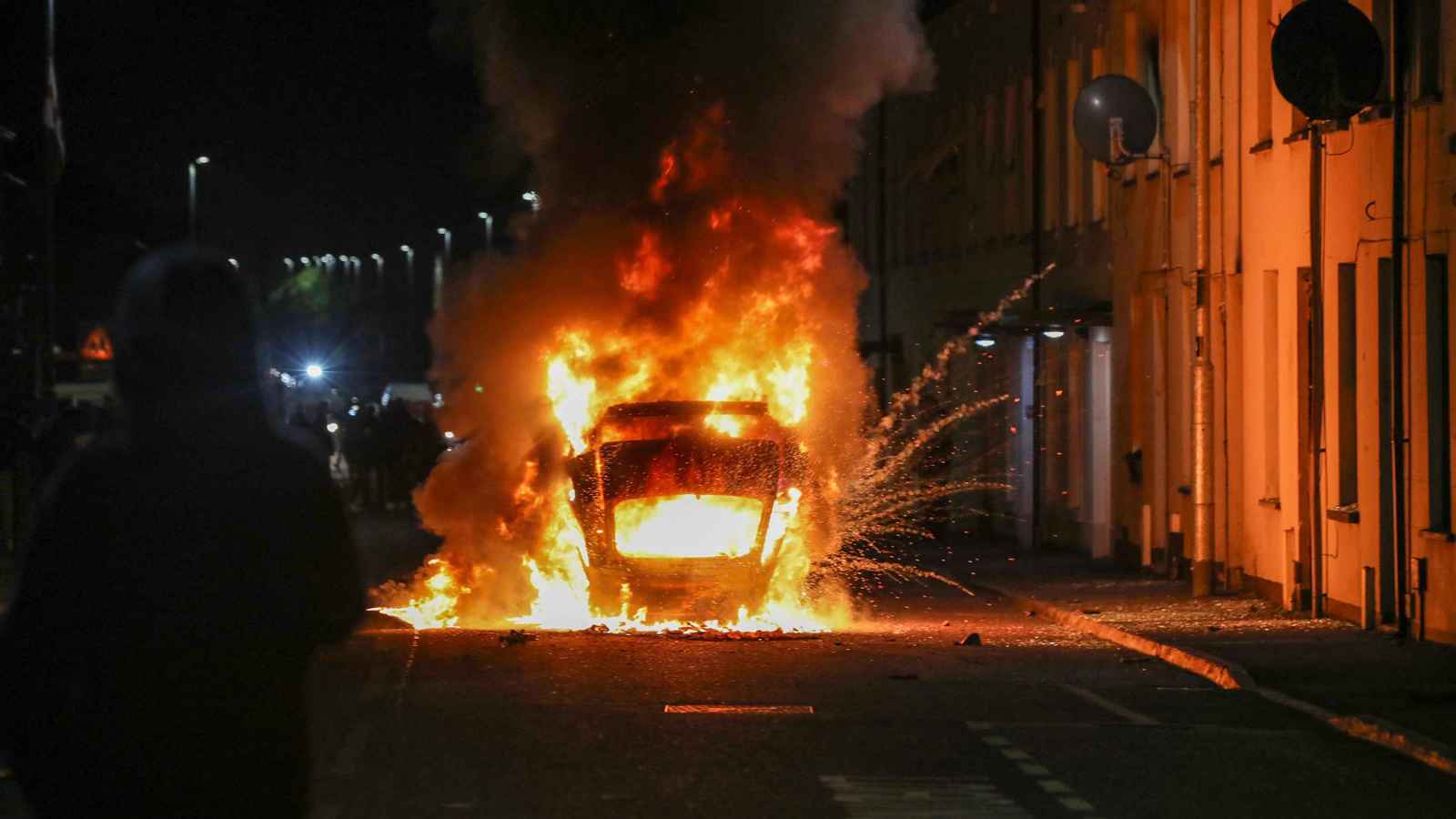 بدوافع عنصرية..  اغتصاب مراهقة يشعل مواجهات في إيرلندا الشمالية