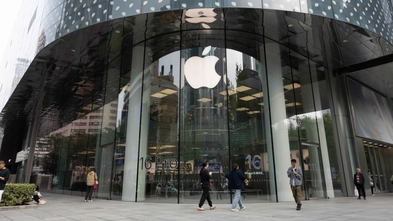 "آبل" تشغّل أول نظام ذكاء اصطناعي توليدي