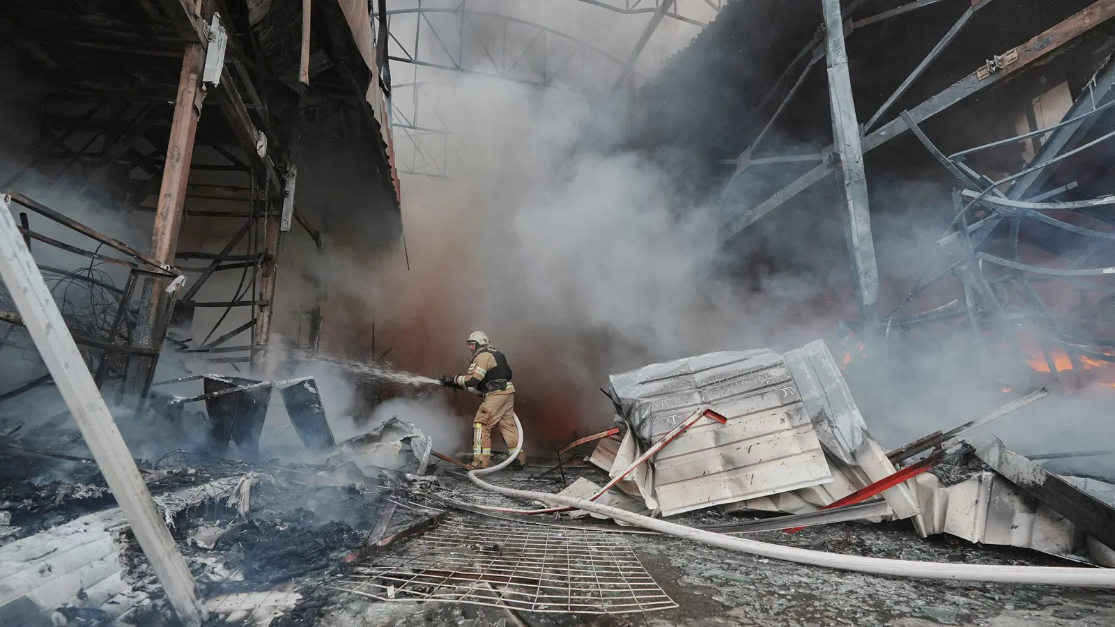 روسيا تكثف ضرباتها.. مقتل امرأة وإصابة مدنيين في خاركيف وسومي