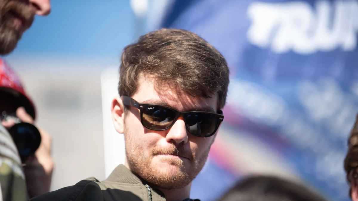 مؤيد لهتلر ومؤثر يتابعه ملايين الأمريكيين.. من هو نيك فوينتس؟