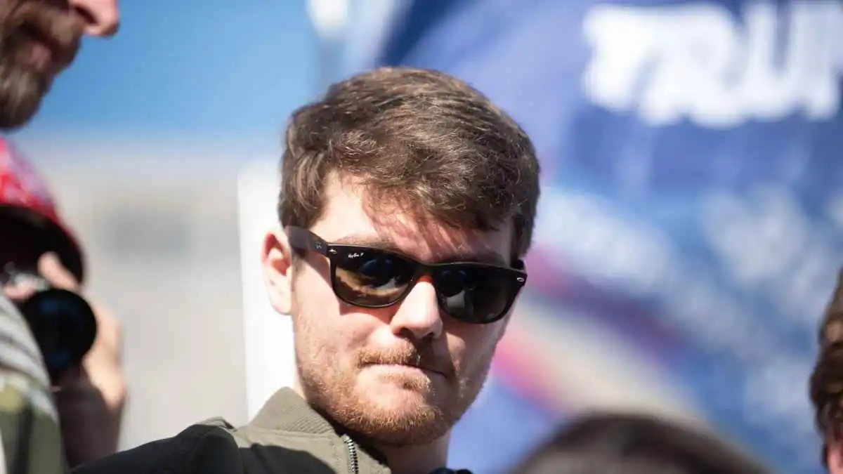 مؤيد لهتلر ومؤثر يتابعه ملايين الأمريكيين.. من هو نيك فوينتس؟